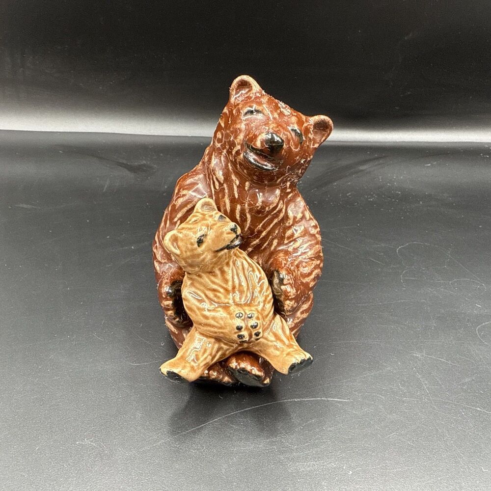 VTG Ceramic Arts Studio Mom Mama Bear Holding Cub Baby Salt & Pepper Shakers 4"